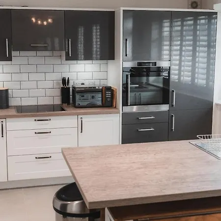 Charming 2-Bed House By Brookland Stays In Jersey Free Wi-Fi & Parking Included Saint Helier