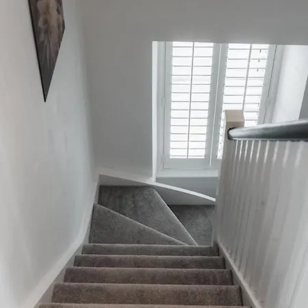Charming 2-Bed House By Brookland Stays In Jersey Free Wi-Fi & Parking Included *